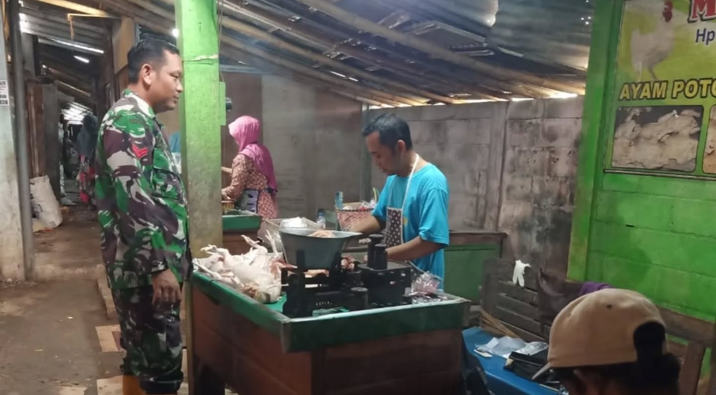 Babinsa Koramil 11/Jati Lakukan Monitoring Harga Ayam Potong di Pasar Tradisional Desa Doplang