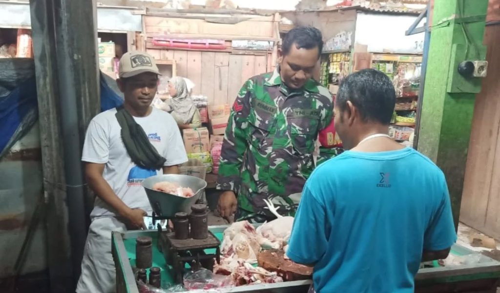 Babinsa Koramil 11/Jati Lakukan Monitoring Harga Ayam Potong di Pasar Tradisional Desa Doplang