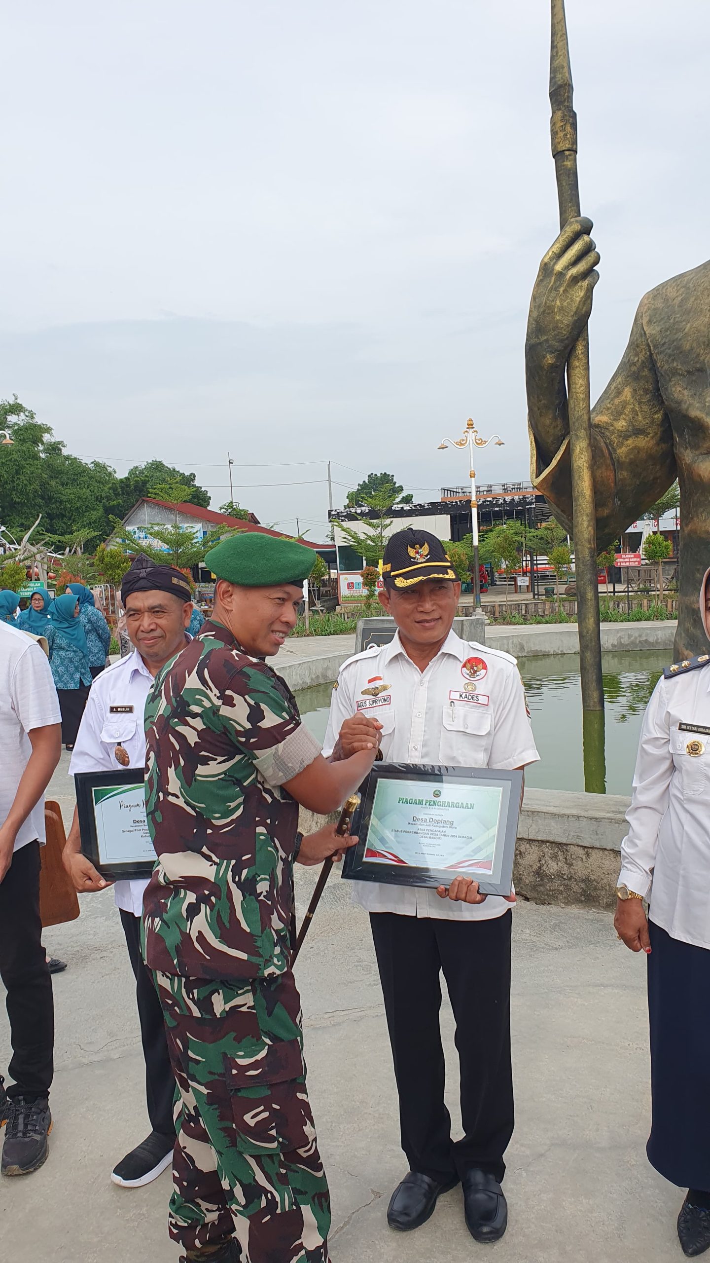 PemDes Doplang Terima Piagam Penghargaan Desa Mandiri