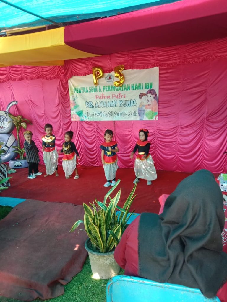Pentas Seni Memperingati Hari Ibu di KB Amanah Bunda