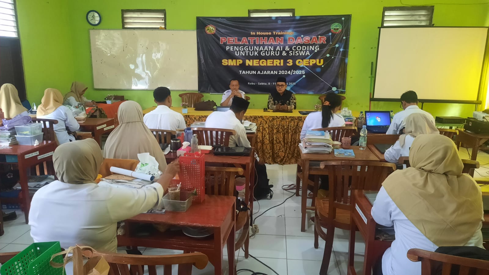 SMPN 3 Cepu Gelar Pelatihan Dasar AI dan Coding untuk Guru dan Siswa