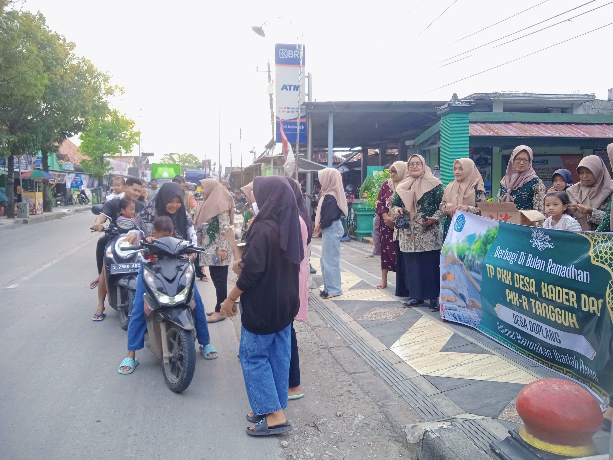 TP PKK, Kader dan PIK-R Tangguh Desa Doplang Gelar Aksi Berbagi Takjil di Bulan Ramadhan