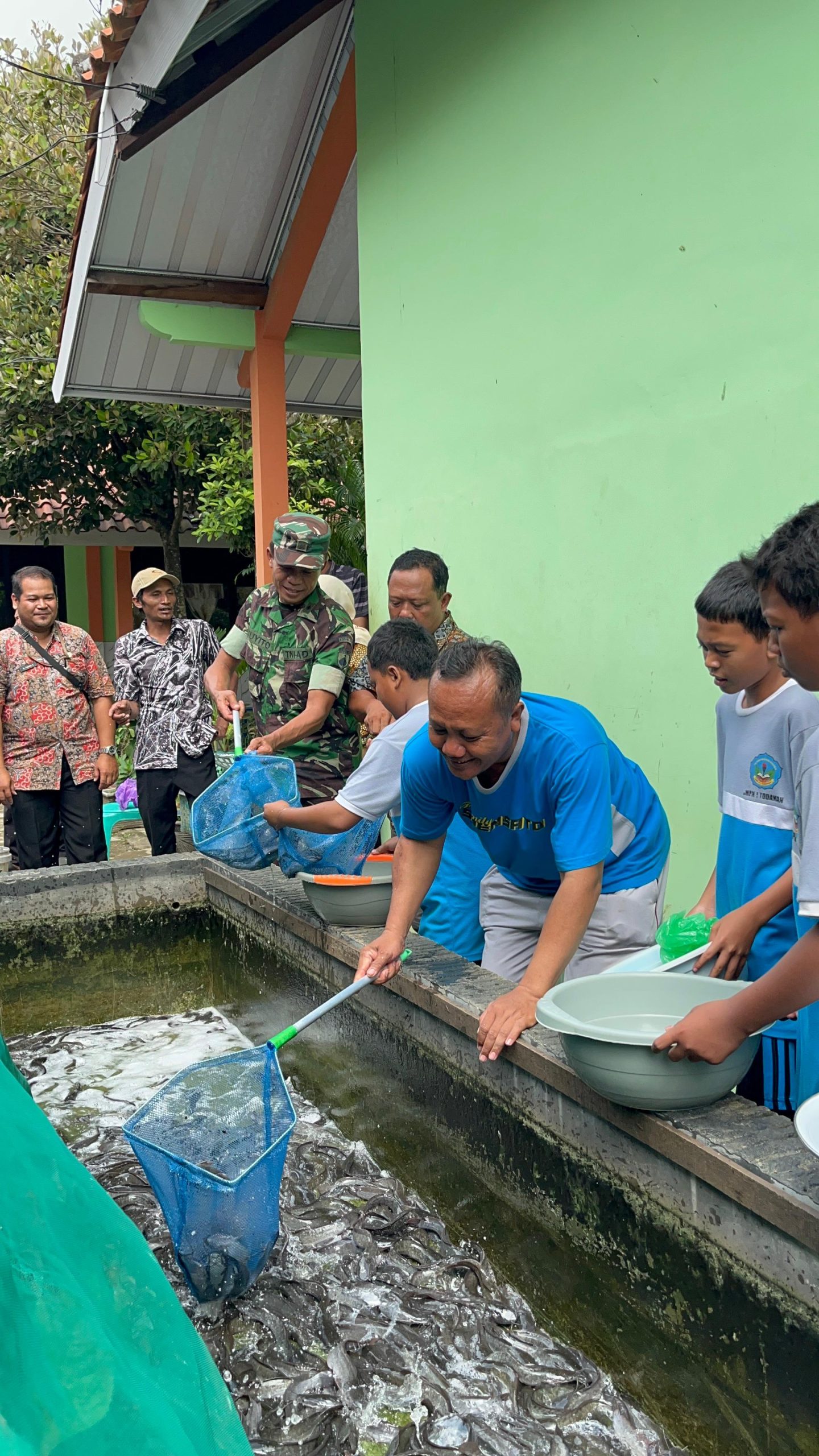 SMPN 1 Todanan Panen Lele dan Tanamkan Life Skill